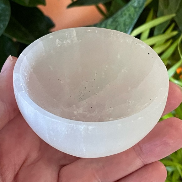 Genuine selenite hand carved bowl - Picture 7 of 12